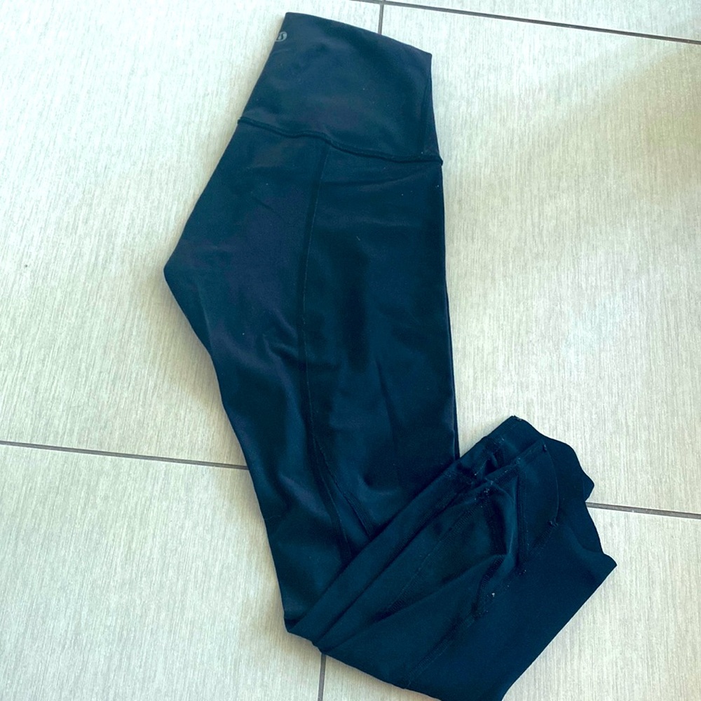 Lululemon 7/8 black scalloped leggings size 6